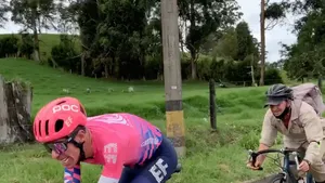 VIDEO | Landbouwer bijt zich vast in wiel Rigoberto Uran 