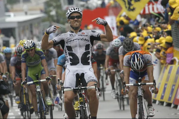 Thor Hushovd juicht in een rit in de Tour de France nadat hij de massasprint heeft gewonnen.