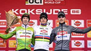 mathieu van der poel op het podium van de wereldbeker van koksijde