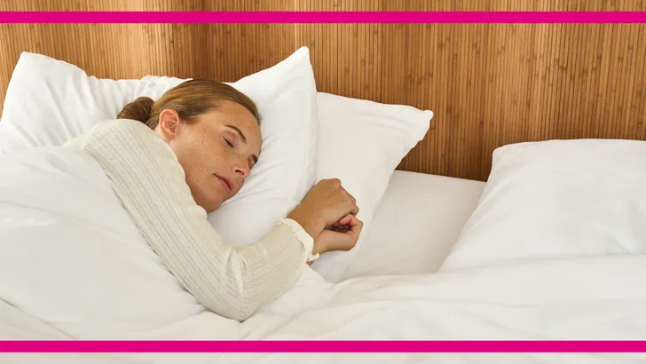 Fabulous Friday: win beddengoed van SJUMO – Foto van blonde vrouw in bed met wit beddengoed.