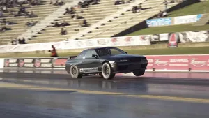 VIDEO: 2000+ pk Skylines doen dragstrip 