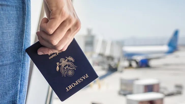 Paspoort in hand op vliegveld