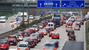 Dit mysterieuze snelwegbord met rode stip bespaart je een hoop tijd in Duitsland