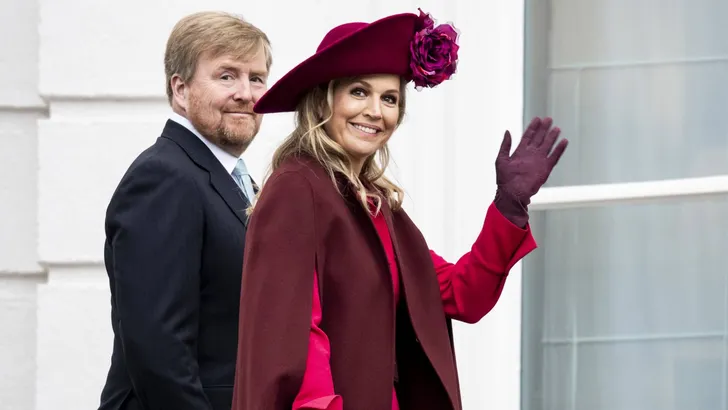 Prinses van Oranje wordt binnengeleid in Raad van State
