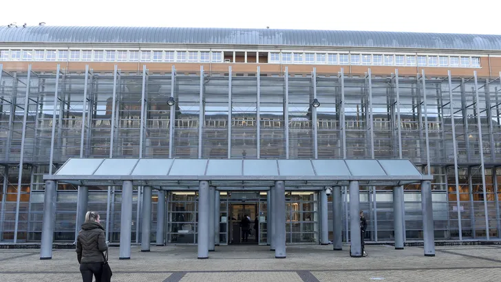 Jacqueliena (60) werd neergestoken door haar bovenbuurman (34): 'Ik maak je dood'