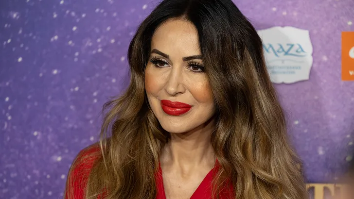 Tamara Elbaz poseert op rode loper - vader overleden