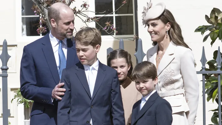 Er is een nieuwe royal in town! Prins William en prinses Kate stellen hun nieuwe puppy voor aan de wereld met een snoezige, zelfgemaakte foto.