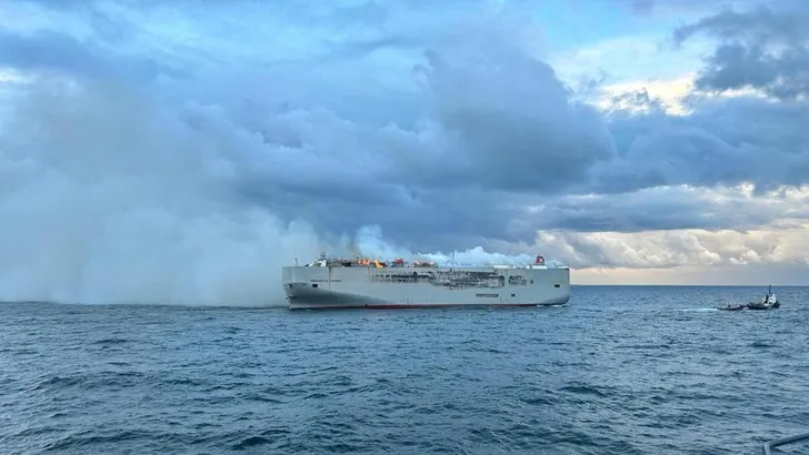 Autovrachtschip in lichterlaaie boven Ameland 