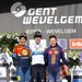 Podium van Gent-Wevelgem met winnaressen voor het logo ‘Gent-Wevelgem Ieper–Wevelgem’, symbool voor de koersnaam die straks verdwijnt.