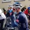 Video | Heerlijke beelden! Mathieu van der Poel kijkt rustig toe terwijl de rest zich in het zweet werkt tijdens warming-up 