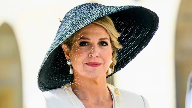 Maxima in wit jasje en zwarte hoed