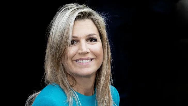 Máxima vrolijkt uitreiking op met veren