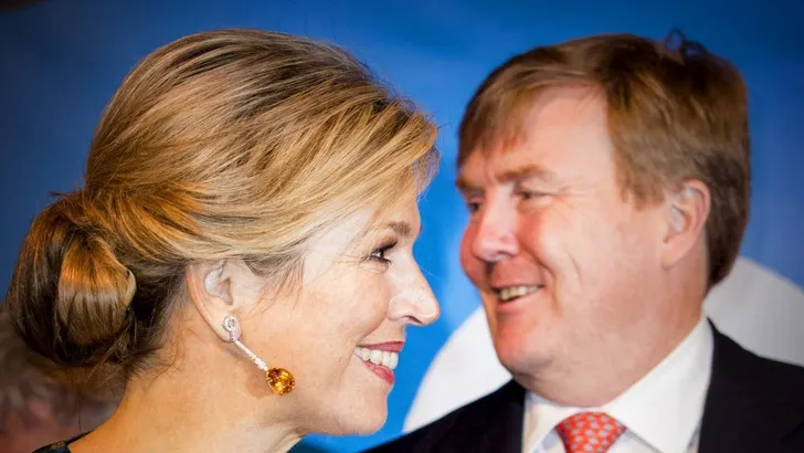 Oranjes: verhuiswagens bij Huis ten Bosch