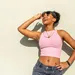 Een vrouw geposeerd met een hand in haar zij – hip dips