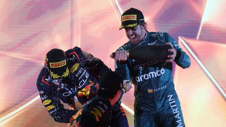 Red Bull domineert, Alonso imponeert in Bahrein