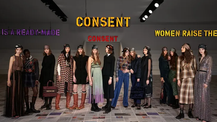 Dior: slogans, franjes en sjaals