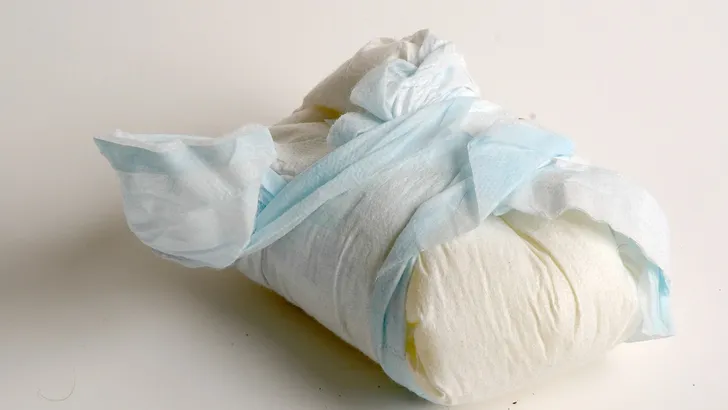 Brabander steelt vieze luiers en ruikt eraan