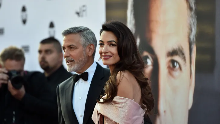 Amal Clooney pakt flink uit met outfit tijdens date met George 