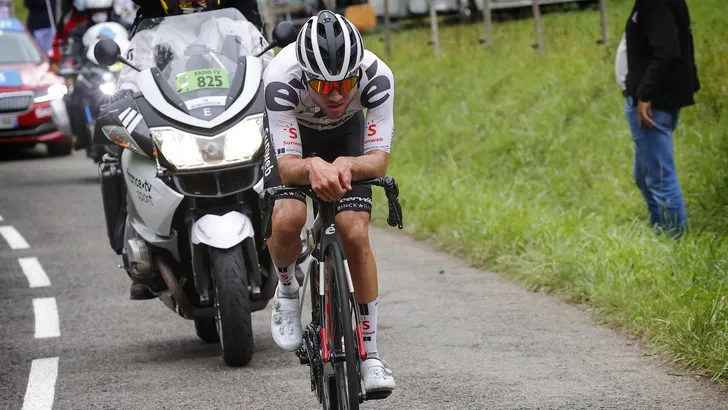 Nieuwe regels UCI: na dalen op bovenbuis is ook tijdrithouding verboden