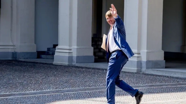 Grappig: Koning te voet naar Paleis Noordeinde 