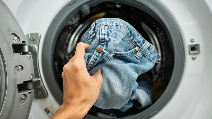 Putting Jeans into the washing machine