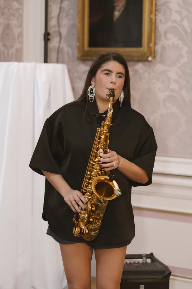 Isa speelde bij binnenkomst prachtige muziek op haar saxofoon 