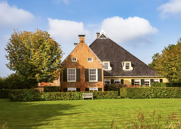 Kop-hals-rompboerderij in Friesland met uilenbord
