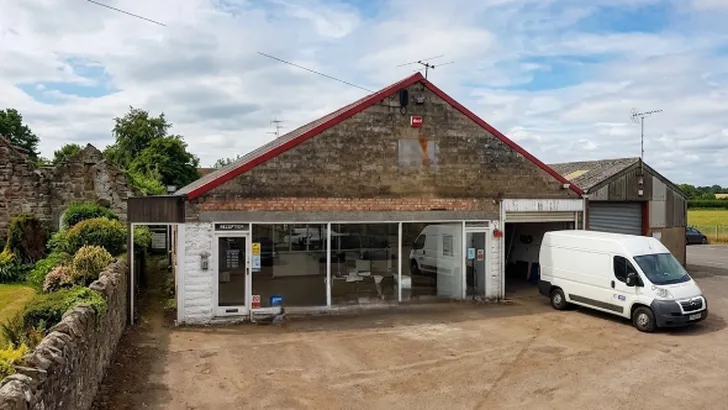 Verlaten Saab-dealer krijgt nieuw leven als droomgarage met museumallure