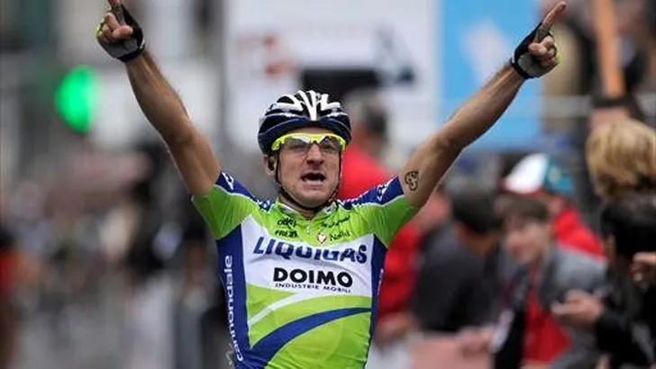 Viviani schenkt Liquigas de bloemen in Slovenië