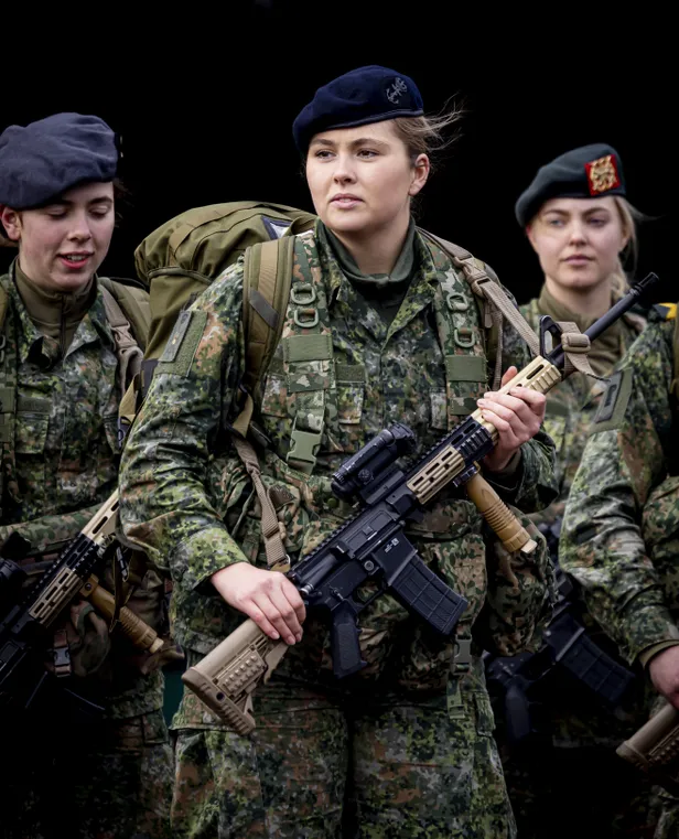 Amalia in militaire kleding tijdens haar bevordering tot korporaal 