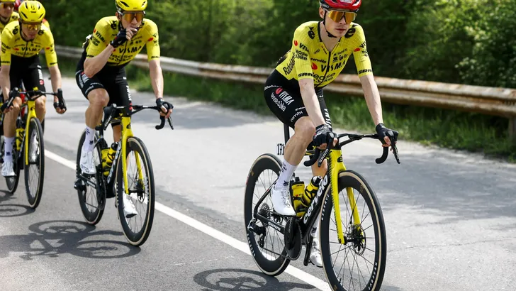 In massasprints wil iedereen tot de veilige zone vooraan zitten, maar Team Visma | Lease a Bike en Jonas Vingegaard kiezen nu voor een andere tactiek. Daarmee willen ze het verschil maken op de lange termijn.