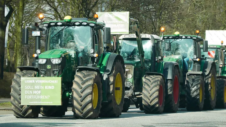 Farmers are demonstrating in Hamburg, blocking the streets in the city of Hamburg with their tractors