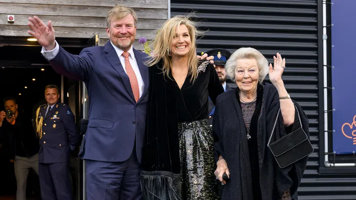 Koningin Máxima en prinses Beatrix halen alles uit de kast voor het Koningsdagconcert in Dokkum. De een met een glitterbroek, de ander met een iconisch kapsel.