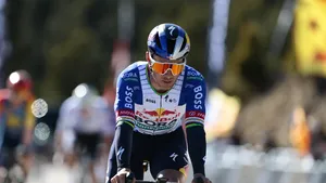 Remco Evenepoel kijkt bedenkelijk als hij de finish passeert.