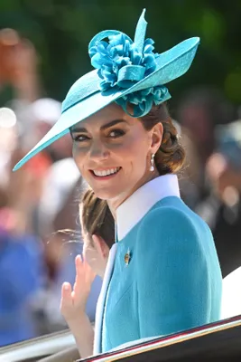 De Juliette Botterill-hoed en parels van Queen Elizabeth maakten Kate's look perfect af.