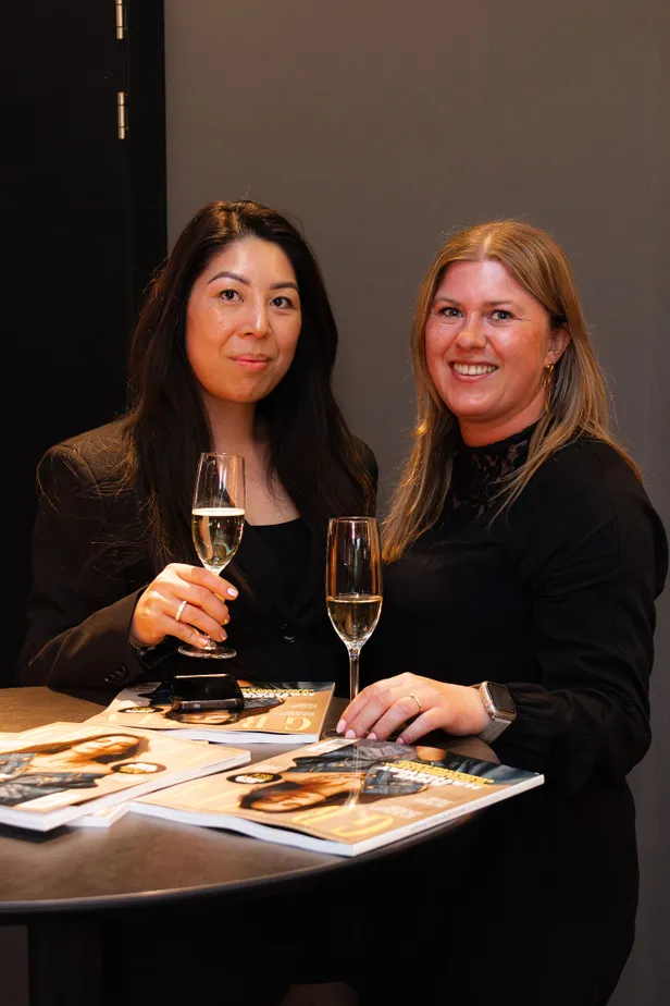 Gezellig kletsen onder het genot van champagne voorda de film begint