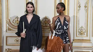 Na populaire strohoed introduceert Jacquemus enorme strandtas