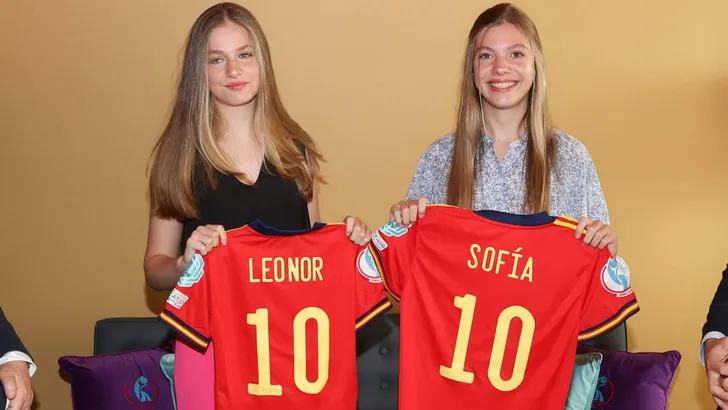 Sport Bilder des Tages The Princess of Asturias, Leonor, and the Infanta Sofía attended the UEFA Women s Euro 2022 group