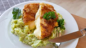 Broccolistamppot met kaasschnitzels