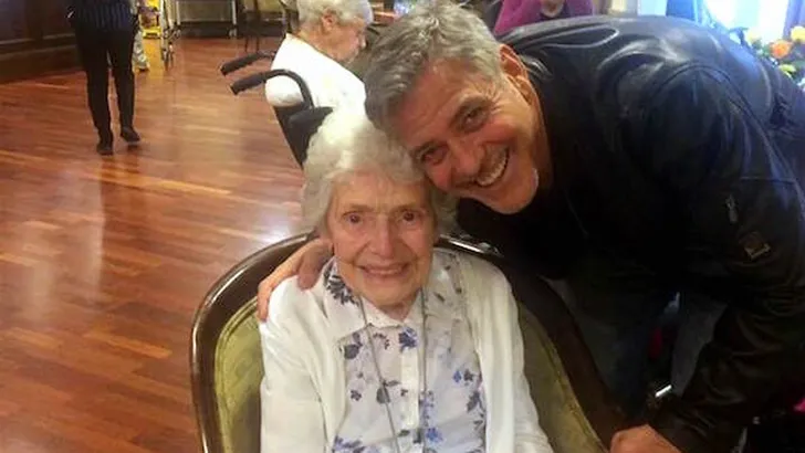 George Clooney verrast 87-jarige fan met bezoekje in bejaardenhuis 