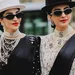 Rode lipstick twee vrouwen in zwart wit gekleed