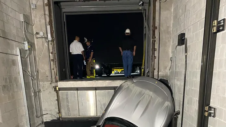 Pijnlijk! Ferrari Roma valt in liftschacht 