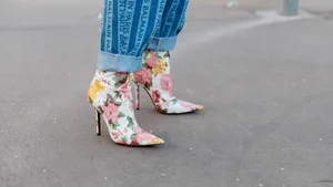 Vrouw met leuke prints in kleding
