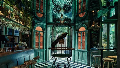 Een exotisch droominterieur, zwoele bossa nova en kaviaar op je ijs: restaurant Secret Garden in Amsterdam lanceert een waanzinnig nieuw lentemenu!