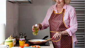 Vrouw aan het koken met zaadolie