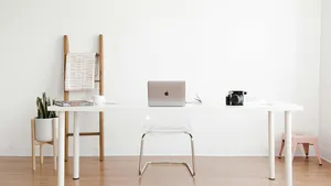 Minimalistisch ingerichte werkkamer met bureau