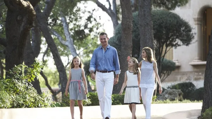 Zomershoot Spaanse Royals: 'Majesteit, kunt u even gaan zitten?'