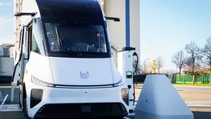 Elektrische vrachtwagen laadt met recordvermogen van 1,2 MW in Roosendaal