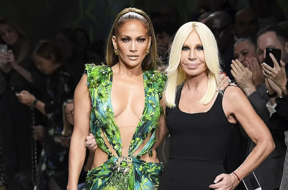 Hoe Donatella Versace de wereld veranderde. – Foto van Jennifer Lopez en Donatella Versace op de catwalk, september 2019.