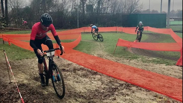 Column | Ik deed mee aan een veldrit en voelde me een vierderangs, bejaarde Van der Poel in superslowmotion